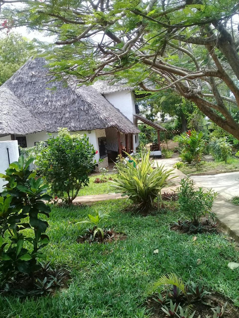 Diani Banda Cottages Diani Beach Exterior foto